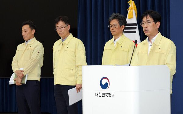 중앙재난안전대책본부 1차장(행안부 차관)이 1일 정부세종청사 민원동 공용브리핑실에서 국가정보자원관리원 행정정보시스템 화재 관련 중대본 브리핑을 하고 있다. [사진=연합뉴스]