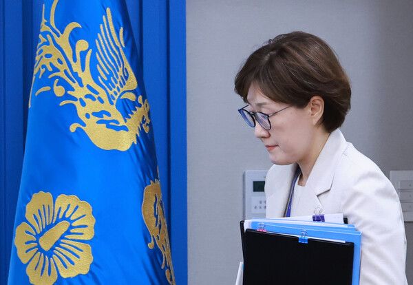 국민의힘은 고위 공무원의 경우 신원을 의무적으로 공개하도록 하는 '김현지 방지법'은 발의를 준비하고 있다. 김현지 대통령실 제1부속실장이 보직이동 전 총무비서관 직책으로 &nbsp;7월 17일 서울 용산 대통령실 청사에서 이재명 대통령 주재로 열린 4차 수석·보좌관 회의에 참석하고 있다. [사진=연합뉴스]