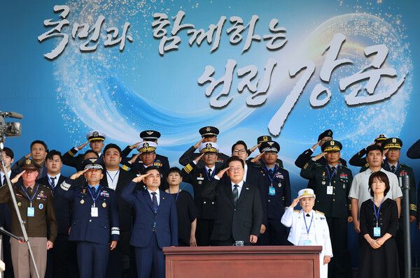 이재명&nbsp;대통령이 1일 충남 계룡대 대연병장에서 열린 건군 77주년 국군의 날 기념행사에서 거수경례하고 있다. [사진=연합뉴스]