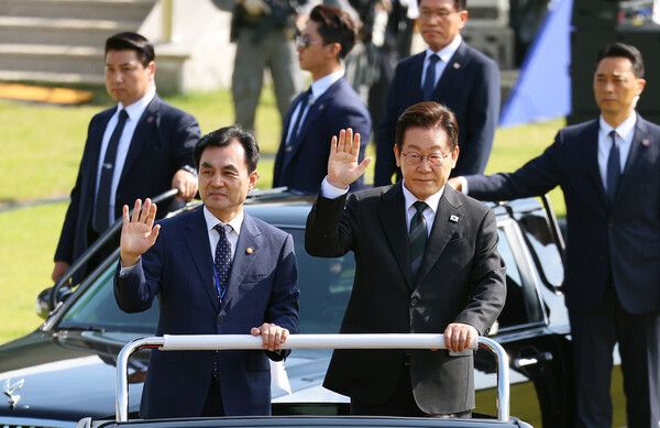 이재명&nbsp;대통령이 1일 충남 계룡대 대연병장에서 열린 건군 77주년 국군의 날 기념행사에서 열병차량에 탑승해 손을 흔들고 있다. 왼쪽은 안규백 국방부 장관. [사진=연합뉴스]