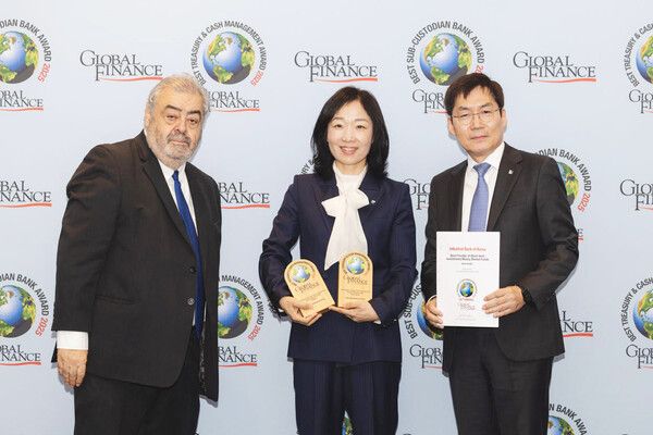 [사진=지난 30일 독일 프랑크푸르트에서 열린 'Transaction Banking Awards Ceremony 2025' 시상식에서(오른쪽부터) 김형일 IBK기업은행 전무이사, 서경란 IBK기업은행 경제연구소장, 안드레아 피아노(Andrea Fiano) 글로벌파이낸스 편집장이 기념촬영을 하고 있는 모습. (IBK기업은행 제공)]