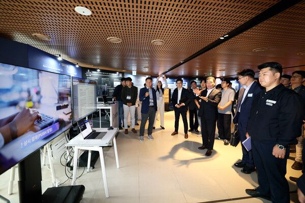 대우건설 김보현 사장이 지난 30일 개최된 '2025 스마트건설 포럼' 전시장에 마련된 대우건설의 바로답AI 부스를 둘러보고 있다 [사진=대우건설]