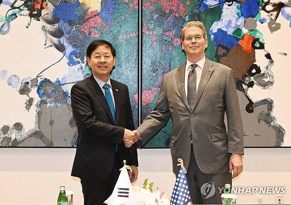 [사진=구윤철 부총리, 미국 재무장관 면담 (서울=연합뉴스) 구윤철 경제부총리 겸 기획재정부 장관이 24일(현지시간) 미국 뉴욕 주유엔 대한민국대표부에서 스콧 베선트 미국 재무장관과 면담에 앞서 기념 촬영하고 있다. (연합뉴스 제공)]