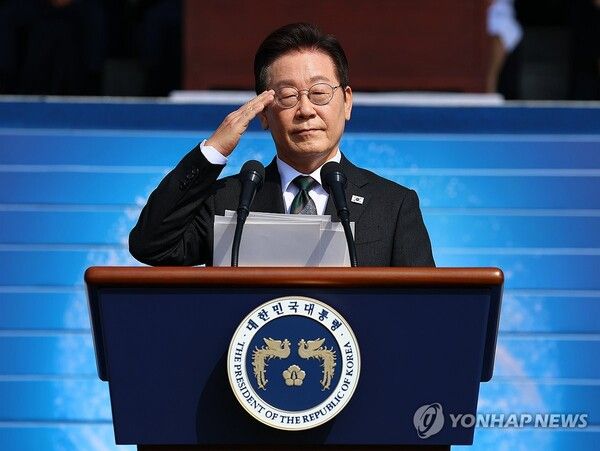 이재명 대통령이 1일 충남 계룡대 대연병장에서 열린 건군 77주년 국군의 날 기념행사에서 거수경례를 하고 있다. 2025.10.1 [사진=연합뉴스]