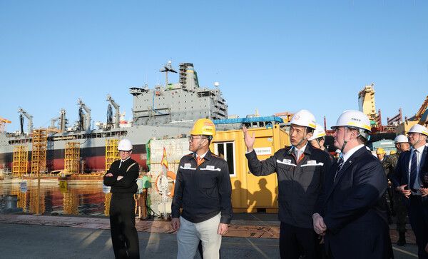 미국 해군성 존 필린 장관(오른쪽 첫 번째)과 한화그룹 김동관 부회장(오른쪽 두 번째)이 한화오션 거제사업장에서 '유콘'함 정비 현장을 둘러보고 있다.&nbsp; &nbsp; &nbsp; &nbsp; &nbsp; 사진=한화 오션