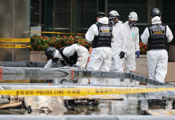 9월 30일 오전 대전 유성구 국가정보자원관리원(국정자원) 화재 현장에서 감식 관계자들이 불이 붙었던 무정전·전원 장치(UPS)용 리튬이온배터리의 상태를 살피고 있다. [사진=연합뉴스]