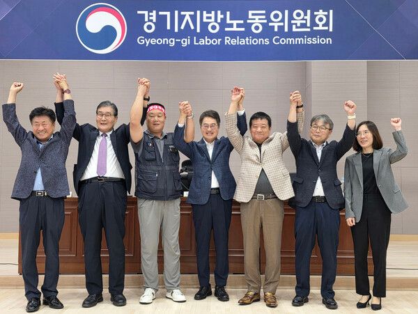 1일 오전 경기 수원시 경기지방노동위원회에서 열린 경기도버스노조협의회와 경기도버스운송사업조합의 최종 조정회의에서 임금협상을 타결한 노사 양측이 김동연 경기도지사와 기념촬영을 하는 모습 [사진=연합뉴스]