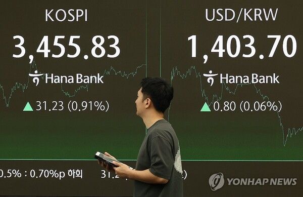 [사진=1일 오후 서울 중구 하나은행 본점 딜링룸 현황판에&nbsp;코스피, 원/달러 환율이 표시돼 있다. (연합뉴스 제공)]