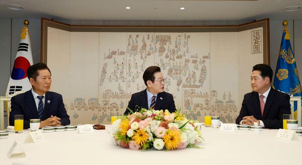 &nbsp;이재명 대통령이 9월8일 용산 대통령실에서 여야 지도부와 오찬 회동을 하고 있다.&nbsp;왼쪽부터 더불어민주당&nbsp;정청래&nbsp;대표, 이 대통령, 국민의힘&nbsp;장동혁&nbsp;대표. [사진=연합뉴스, 대통령실통신사진기자단]