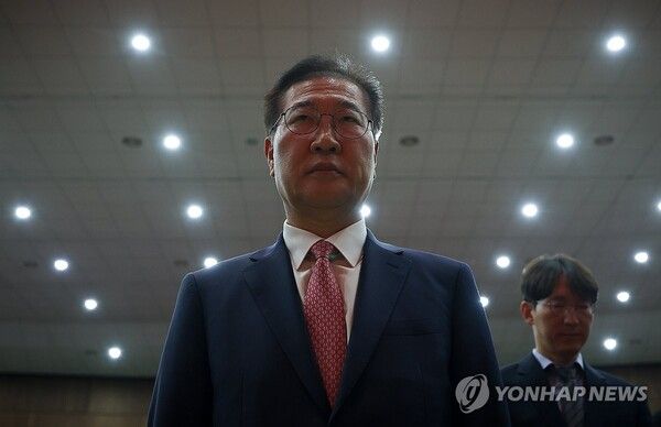 박성재 법무부 장관이 정부과천청사 법무부에서 열린 이임식에서 호국영령에 대한 묵념을 마친 뒤 눈을 뜨고 있다 [사진=연합뉴스]