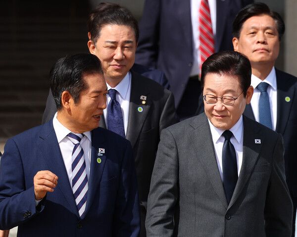 유엔총회 참석차 출국하는&nbsp;이재명&nbsp;대통령이 22일 성남 서울공항에서 공군 1호기로 향하며 더불어민주당&nbsp;정청래&nbsp;대표와 대화하고 있다. [사진=연합뉴스]