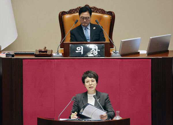 국민의힘 김은혜 의원이 9월 29일 국회 본회의장에서 '국회에서의 증언·감정 등에 관한 법률 일부개정법률안에 대한 수정안'에 대해 무제한 토론을 이어가고 있다. [사진=연합뉴스]