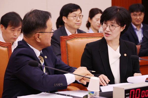 여성가족부 원민경 장관과 정구창 차관(왼쪽)이 24일 서울 여의도 국회에서 열린 여성가족위원회 전체회의에 출석해 대화하고 있다. 2025.9.24