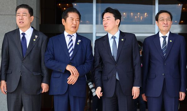 더불어민주당 김병기 원내대표(왼쪽부터),&nbsp;정청래&nbsp;대표, 강훈식 비서실장, 우상호 정무수석이 22일 성남 서울공항에서 유엔총회 참석차 출국하는&nbsp;이재명&nbsp;대통령과 김혜경 여사가 탑승한 공군 1호기의 이륙을 기다리며 이야기를 나누고 있다. [사진=연합뉴스]