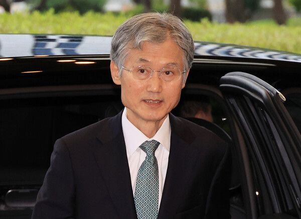 &nbsp;조희대&nbsp;대법원장이 10일 서울 서초구 대법원으로 출근하고 있다. [사진=연합뉴스]