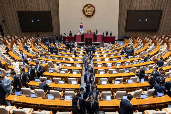 &nbsp;9월29일일 더불어민주당 의원들이 4박 5일간의&nbsp;필리버스터(무제한 토론)을 거쳐 5개의 법안 처리를 끝낸 뒤 본회의장을 떠나고 있다. [사진=연합뉴스]