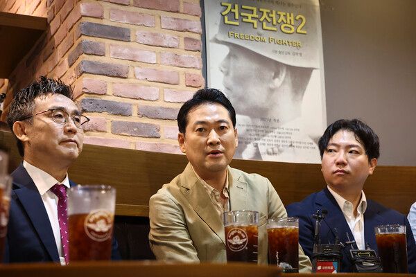 국민의힘&nbsp;장동혁&nbsp;대표가 10월7일 건국전쟁2&nbsp;영화를 관람하기 앞서 서울 롯데시네마 영등포점 한 카페에서 진행된 김덕영 감독과의 대화에서 발언하고 있다. [사진=연합뉴스]