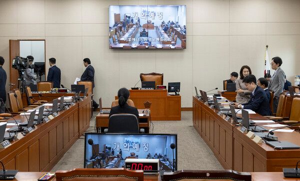 정부조직법 개정에 따라 에너지 관련 업무가 추가된 환경부의 명칭이 기후에너지환경부로 변경돼 국회의 소관 상임위인 환경노동위원회의 이름도 변경된 1일, 국회에서 열리기로 예정된 기후에너지환경노동위원회 전체회의가 국정감사 증인 명단에 대한 이견으로 지연되고 있다. [사진=연합뉴스]