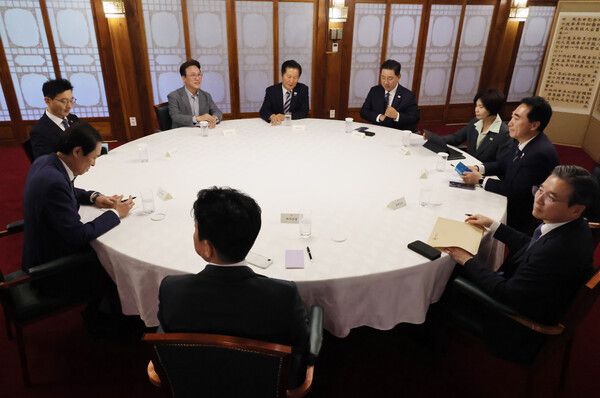 12일 서울 종로구 총리공관에서 김민석 국무총리, 강훈식 대통령 비서실장, 더불어민주당 정청래 대표, 김병기 원내대표 등이 참석한 고위당정협의회가 열리고 있다. [사진=연합뉴스]