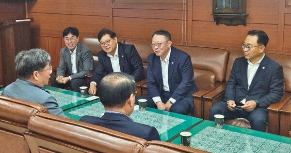 [사진=정진완 우리은행장이 지난&nbsp;10일 연휴 첫 일정으로 남대문시장 및 시장상인회를 방문해 소상공인의 어려움을&nbsp;청취하고,&nbsp;은행의 맞춤형 지원 방안을 함께 논의하고 있다. (우리은행 제공)]