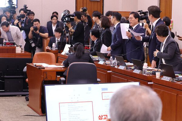 이재명 정부 첫 국정감사가 시작된 13일 서울 여의도 국회에서 열린 법제사법위원회 국정감사에서 국민의힘 의원들이 일어서서 항의하고 있다. [사진=연합뉴스]