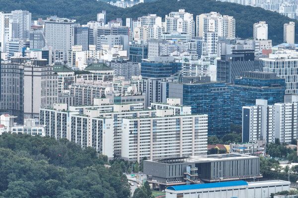 정부가 6억원 이상 주택담보대출을 금지하는 초고강도 대출 규제를 시행하며 서울&nbsp;아파트의 74%, 18개 구의 대출 감소 타격이 있을 것으로 보이는 가운데 29일 서울 시내&nbsp;아파트&nbsp;단지의 모습. [사진=연합뉴스]