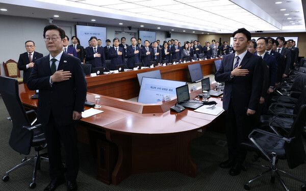 이재명&nbsp;대통령이 13일 용산 대통령실에서 열린 수석보좌관회의에서 국기에 경례하고 있다. [사진=연합뉴스]