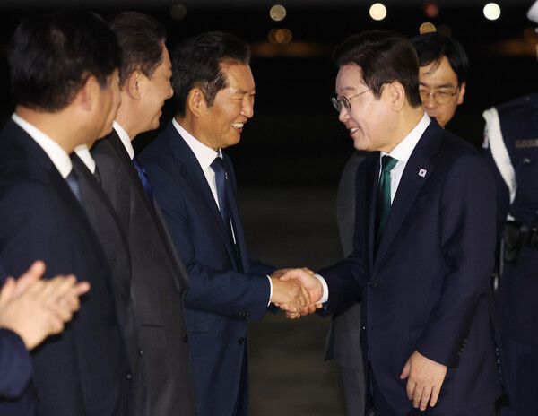 미국 방문 일정을 마치고 귀국한&nbsp;이재명&nbsp;대통령이 26일 성남 서울공항에서 환영나온 더불어민주당&nbsp;정청래&nbsp;대표와 인사하고 있다. [사진=연합뉴스]