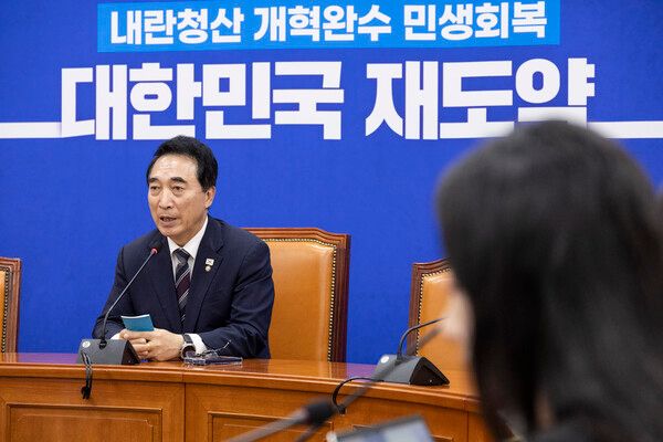 더불어민주당&nbsp;박수현&nbsp;수석대변인이 2025년 국정감사를 하루 앞둔 12일 서울 여의도 국회에서 열린 기자간담회에 참석해 취재진 질문에 답하고 있다. [사진=연합뉴스]