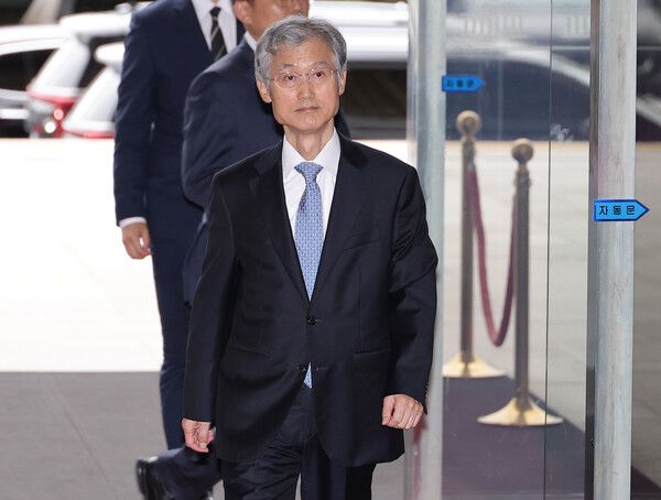 &nbsp;조희대&nbsp;대법원장이 13일 국회 법제사법위원회 국정감사에 출석하기 위해 국회 본청으로 들어서고 있다. [사진=연합뉴스]