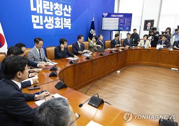 더불어민주당 김병기 원내대표와 한정애 정책위의장 등이 14일 국회에서 열린 국정감사 대책회의에 참석해 있다. [사진=연합뉴스]