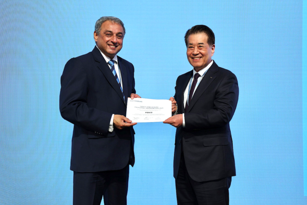 포스코가 13일(워싱턴 D.C. 현지시간) 세계철강협회 안전보건 우수사례 공모전 공정안전 부문 최고상을 수상했다. (사진 오른쪽부터 포스코그룹 장인화 회장, 타타스틸 나렌드란(Narendran) CEO) / 사진=포스코