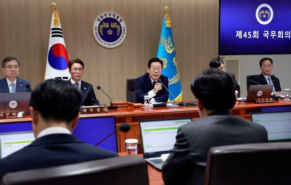 이재명&nbsp;대통령이 14일 서울 용산 대통령실 청사에서 열린 국무회의를 주재하고 있다. [사진=연합뉴스]