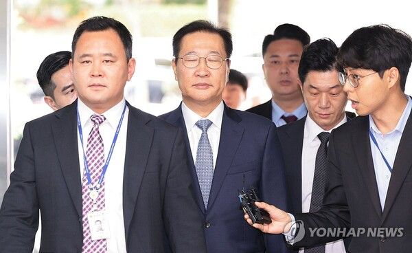 12·3 비상계엄 선포를 방조·가담한 혐의를 받는 박성재 전 법무부 장관이 14일 구속 전 피의자 심문(영장실질심사)을 받기 위해 서울 서초구 서울중앙지방법원으로 들어서고 있다 [사진=연합뉴스]