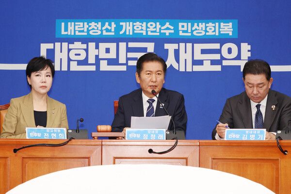 &nbsp;더불어민주당 정청래 대표가 10일 서울 여의도 국회에서 열린 최고위원회의에서 발언하고 있다.[사진=연합뉴스]