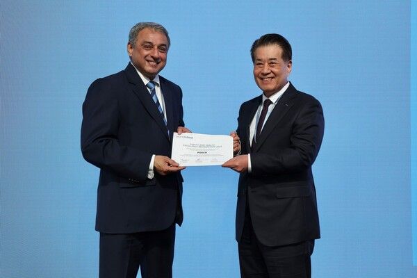 13일(워싱턴 D.C. 현지시간) 포스코가 세계철강협회 안전보건 우수사례 공모전 공정안전부문 최고상을 수상했다. 사진 오른쪽부터 포스코그룹 장인화 회장, 타타스틸 나렌드란(Narendran) CEO. [사진=포스코그룹]