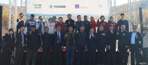 아래줄 좌측 네번째부터 유한양행 조민철 상무, AFoCO 박종호 사무총장, 오윤사나 몽골산림청장, 바트후 몽골대통령 자문위원, 9번째 문흐바트 대통령실 비상임 고문, 11번째 볼드바타르 빌리언트리스 NGO 대표윗쪽줄 왼쪽에서 8번째 강호덕 산림청 사막화방지연구사업단장&nbsp;&nbsp;[사진=유한양행]