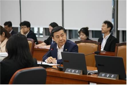 (사진 =&nbsp;백종헌 의원 질의하는 모습 / &nbsp;백종헌 의원실제공)&nbsp;