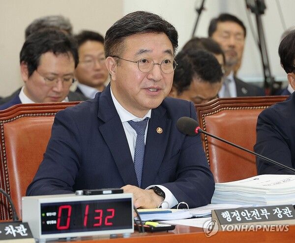 윤호중 행정안전부 장관이 14일 서울 여의도 국회에서 열린 행정안전위원회 국정감사에서 의원 질의에 답변하고 있다. [사진=연합뉴스]