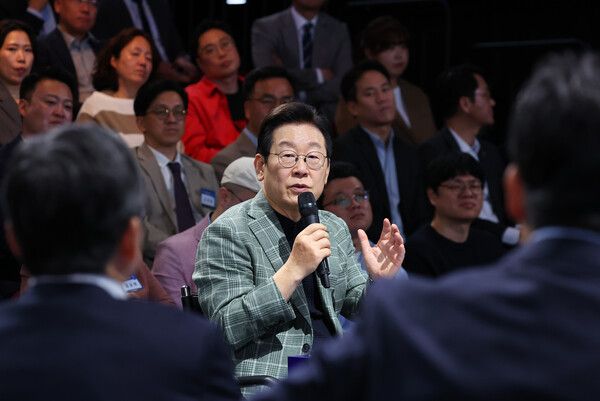 이재명 대통령이 14일 서울 동대문구 콘텐츠문화광장에서 디지털토크라이브&nbsp;'국민의 목소리, 정책이 되다' 간담회를 하고 있다. [사진=연합뉴스]