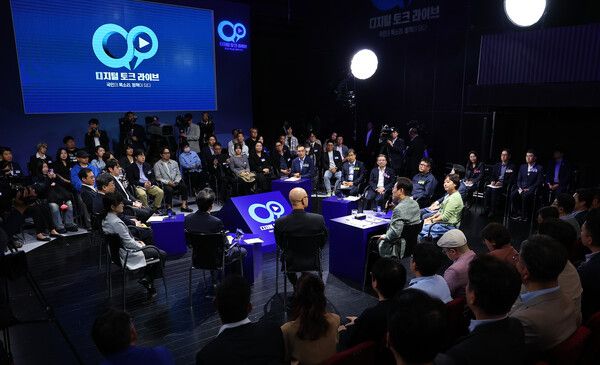 이재명 대통령이 14일 서울 동대문구 콘텐츠문화광장에서 디지털토크라이브&nbsp;'국민의 목소리, 정책이 되다' 간담회를 하고 있다. [사진=연합뉴스]