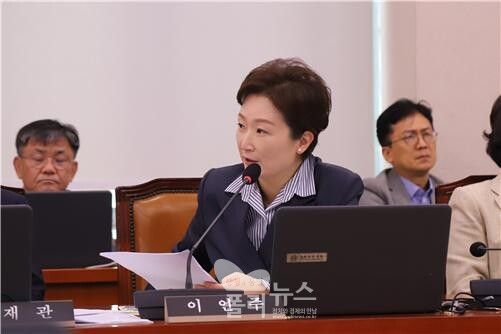 이언주 더불어민주당 최고위원이 14일 오후 국회 본청 산자중기위 회의실에서 국정감사를 진행하고 있다.[사진=이언주의원실]