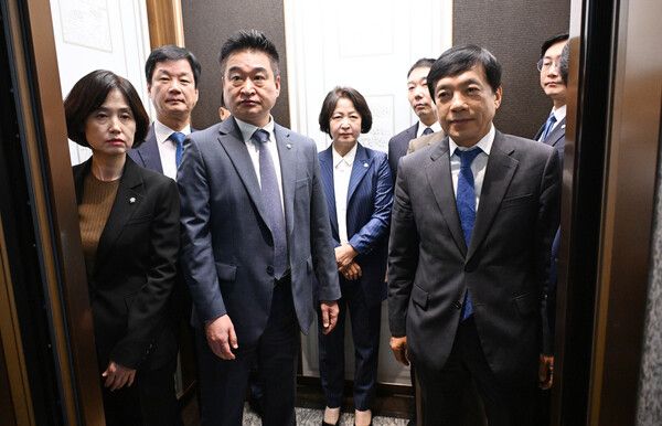 추미애 국회 법제사법위원장이 15일 서울 서초구 대법원에서 열린 국회 법제사법위원회 '현장 국정감사'에 앞서 열린 전체회의에서 대법원장의 대선 개입 의혹과 관련해 사건 수사기록에 대한 전자문서 접속 로그기록을 확인하러 이동하고 있다. [사진=국회사진기자단]