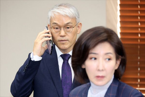 &nbsp;천대엽 법원행정처장이 15일 서울 서초구 대법원에서 열린 국회 법제사법위원회 2025 국정감사에서 더불어민주당 등 여권 감사위원들이 현장검증을 위해 감사장을 떠난 뒤 통화를 하고 있다. [사진=국회사진기자단]