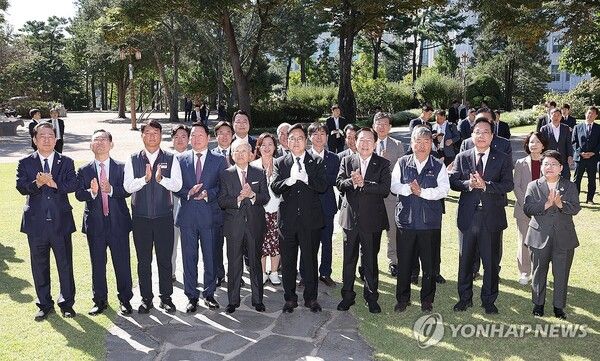 국회&nbsp;사랑재&nbsp;모인 국회의장-노사 5단체 대표 (출처=연합뉴스)