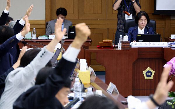 15일 서울 서초구 대법원에서 열린 전체회의에서 '이재명 대통령의 공직선거법위반 사건에 대한 대법원 전원합의체 관련 서류 제출 요구의 건'에 대한 찬성 거수투표가 진행되고 있다. [사진=국회사진기자단]