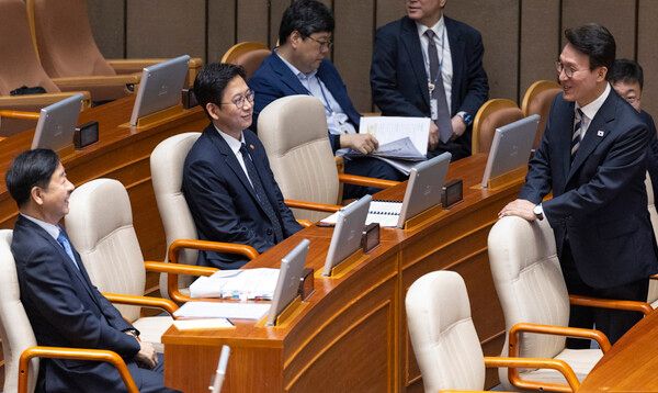김민석 국무총리와&nbsp;구윤철&nbsp;부총리 겸 기획재정부 장관이 17일 국회 본회장에서 대화하고 있다. [사진=연합뉴스]