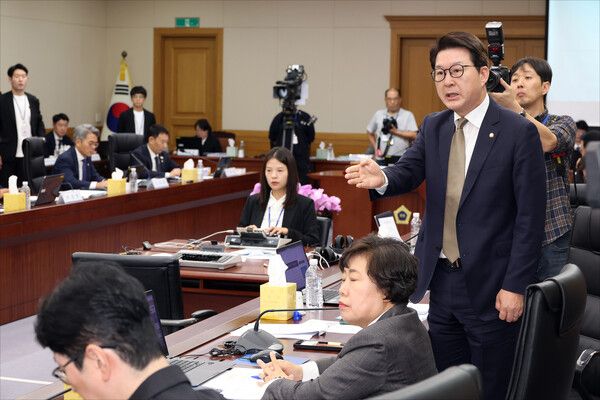 국민의힘 신동욱 의원이 15일 서울 서초구 대법원에서 열린 국회 법제사법위원회 2025 국정감사에서 대법원 관계자들에게 발언하고 있다. [사진=&nbsp;국회사진기자단]