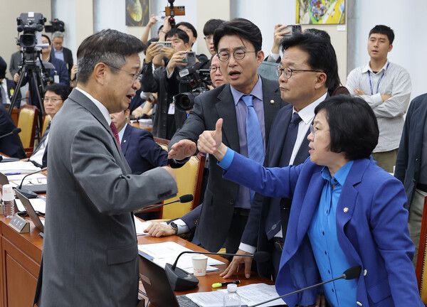 14일 국회 과학기술정보방송통신위원회에서 열린 2025년도 국정감사에서 더불어민주당&nbsp;김우영&nbsp;의원의 질의 중 국민의힘 박정훈&nbsp;의원의 문자메시지 공개와 관련해 여야&nbsp;의원들이 실랑이를 벌이고 있다. [사진=연합뉴스]