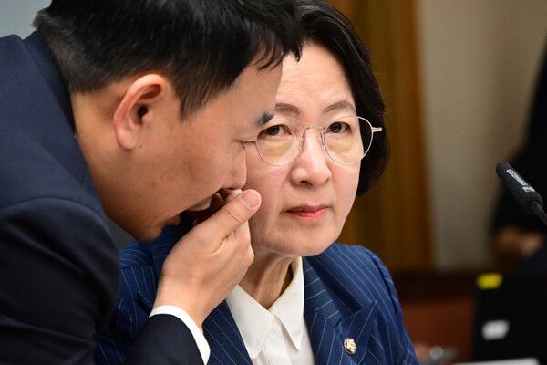 &nbsp;추미애 국회 법제사법위원장이 15일 서울 서초구 대법원에서 열린 전체회의에서 더불어민주당 김용민 의원과 귀엣말을 하고 있다. [사진=국회사진기자단]